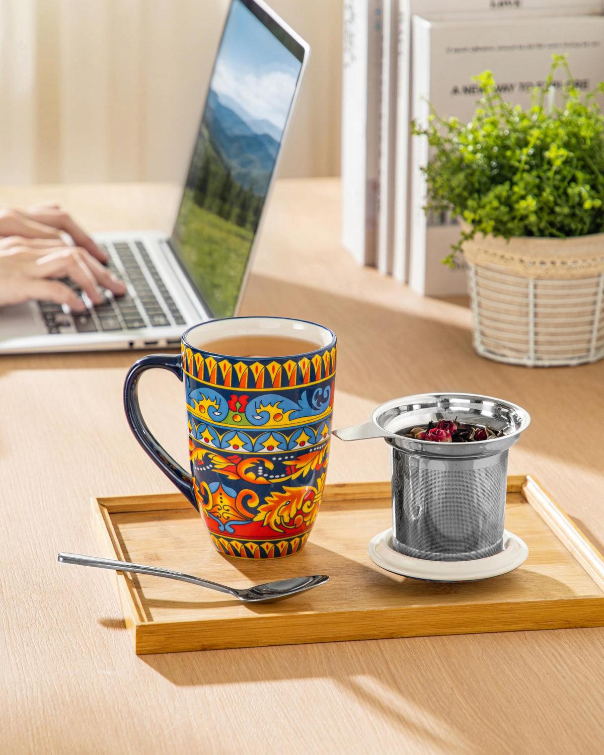 Ceramic Tea Infuser Mug with Lid, 18 oz – Bohemian Forest Daisy Pattern, Microwave & Dishwasher Safe
