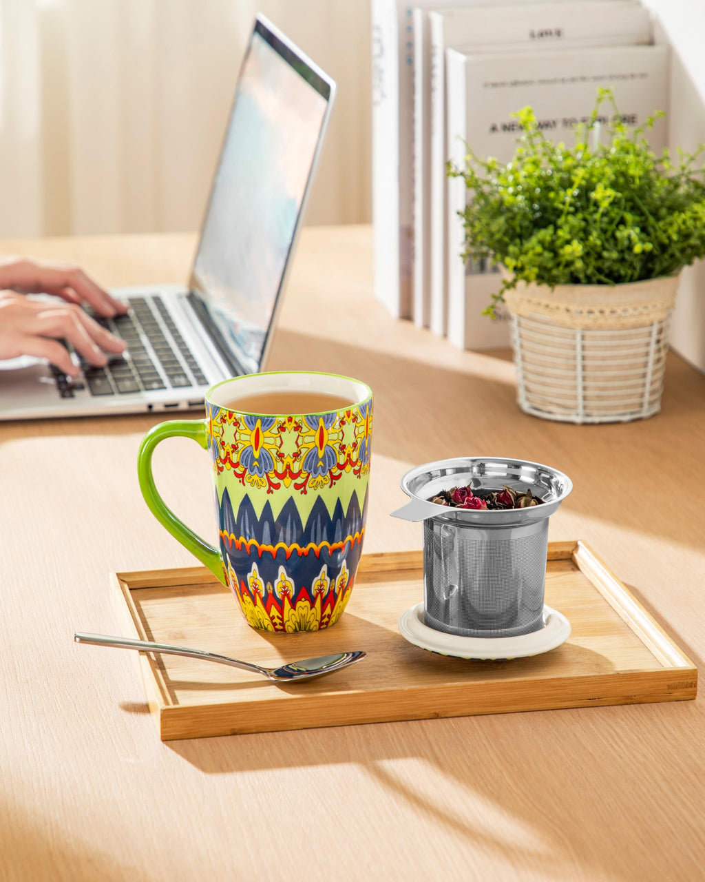 Ceramic Tea Infuser Mug with Lid, 18 oz – Bohemian Forest Daisy Pattern, Microwave & Dishwasher Safe