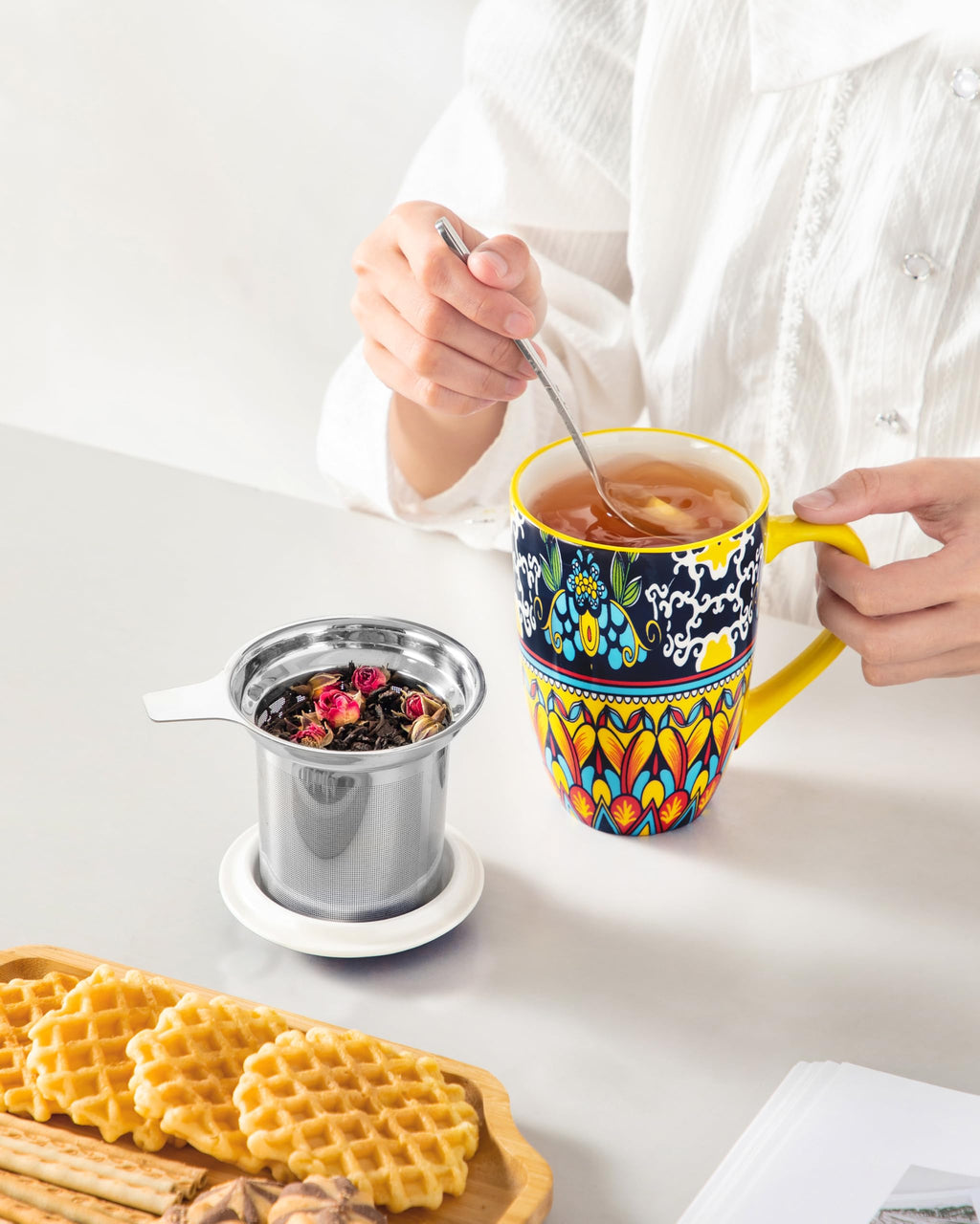 Ceramic Tea Infuser Mug with Lid, 18 oz – Bohemian Forest Daisy Pattern, Microwave & Dishwasher Safe