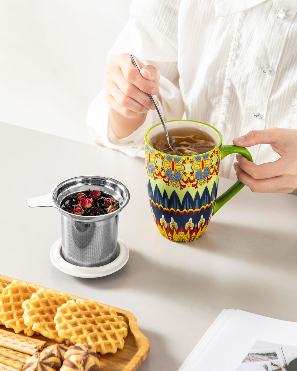 Ceramic Tea Infuser Mug with Lid, 18 oz – Bohemian Forest Daisy Pattern, Microwave & Dishwasher Safe