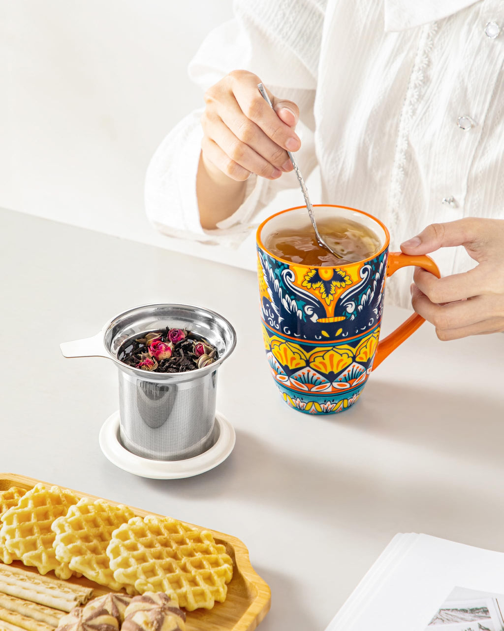 Ceramic Tea Infuser Mug with Lid, 18 oz – Bohemian Forest Daisy Pattern, Microwave & Dishwasher Safe