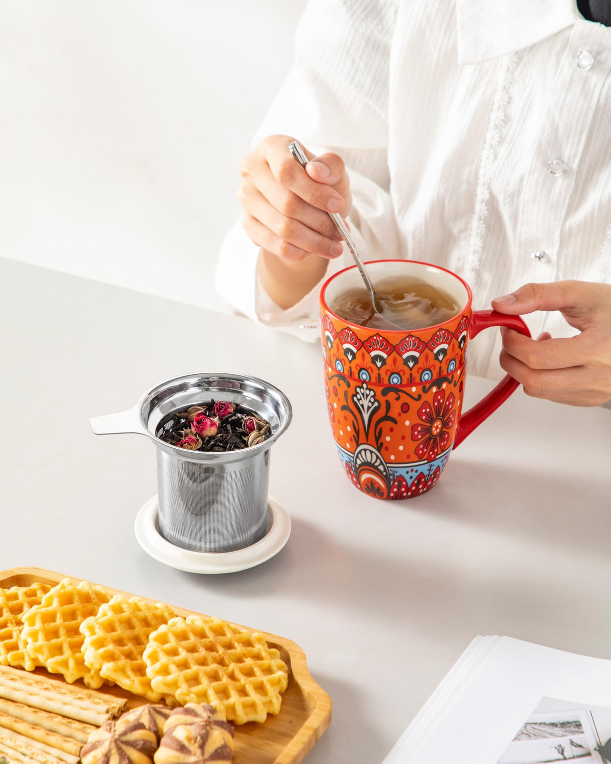 Ceramic Tea Infuser Mug with Lid, 18 oz – Bohemian Forest Daisy Pattern, Microwave & Dishwasher Safe