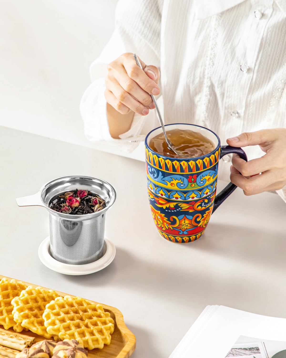 Ceramic Tea Infuser Mug with Lid, 18 oz – Bohemian Forest Daisy Pattern, Microwave & Dishwasher Safe