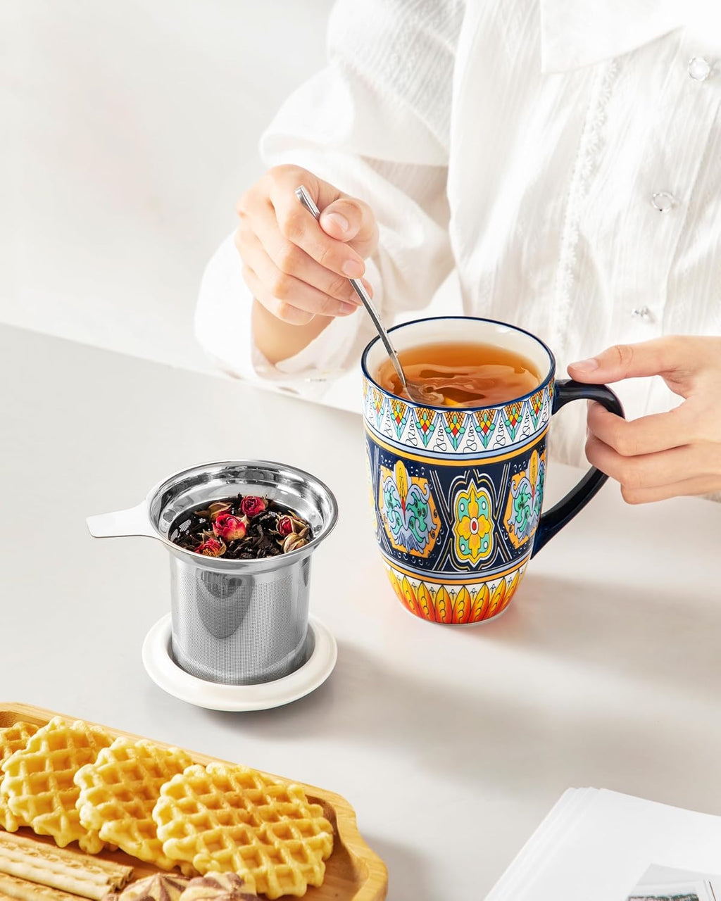 Ceramic Tea Infuser Mug with Lid, 18 oz – Bohemian Forest Daisy Pattern, Microwave & Dishwasher Safe