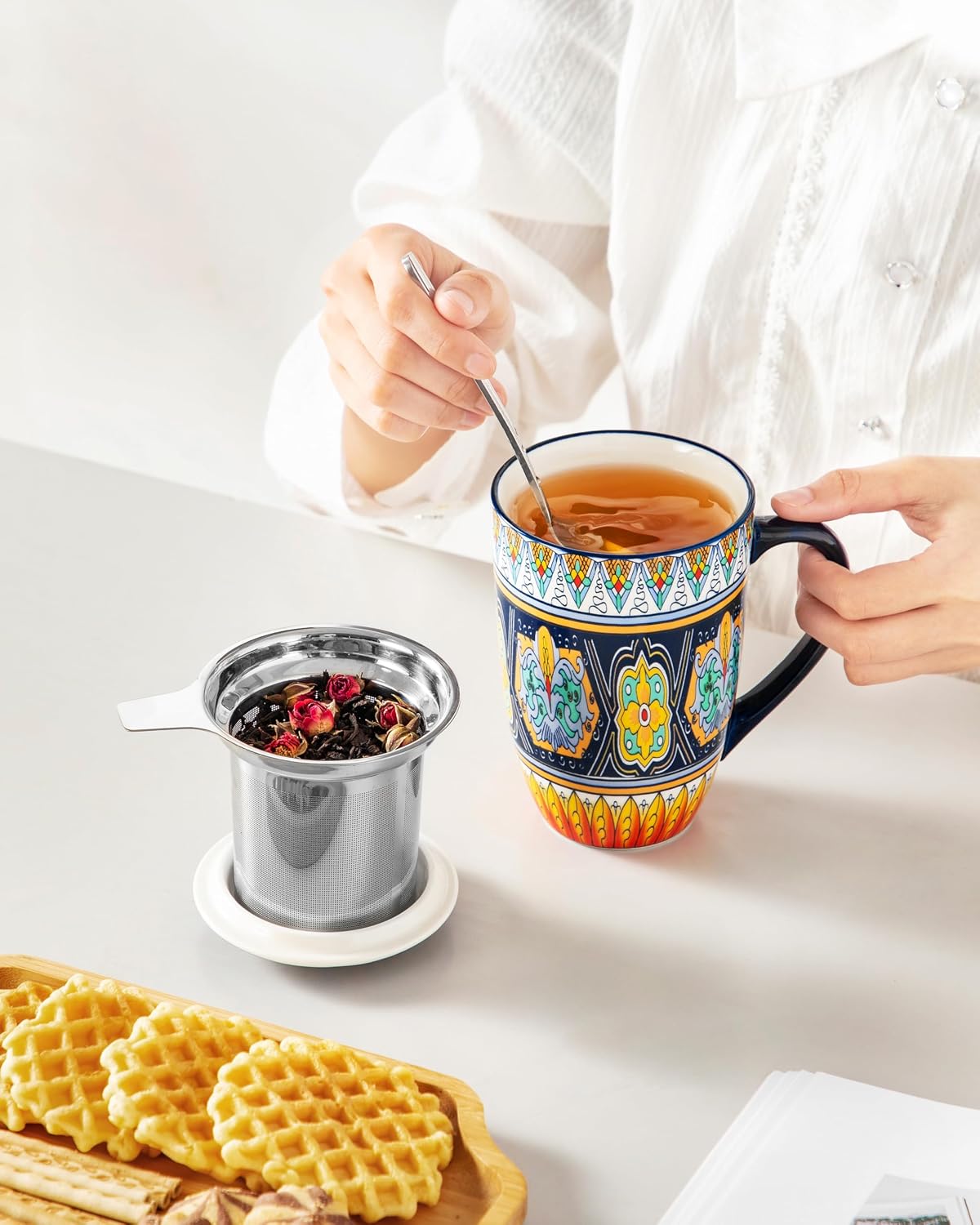 Ceramic Tea Infuser Mug with Lid, 18 oz – Bohemian Forest Daisy Pattern, Microwave & Dishwasher Safe
